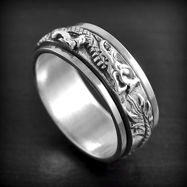 Bague en argent  d'un anneau tournant décoré d'un beau dragon sur tout le tour, compter deux...