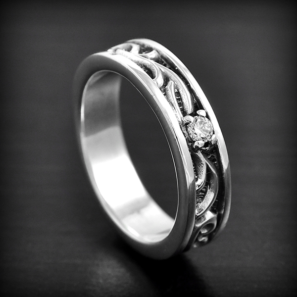 Belle bague anneau en argent ornée d'un joli motif floral ajouré finie d'un zirconium blanc (h:6mm).