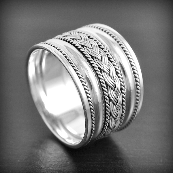 Bague anneau en argent décoration ethnique , prendre deux tailles supplémentaires pour plus de...