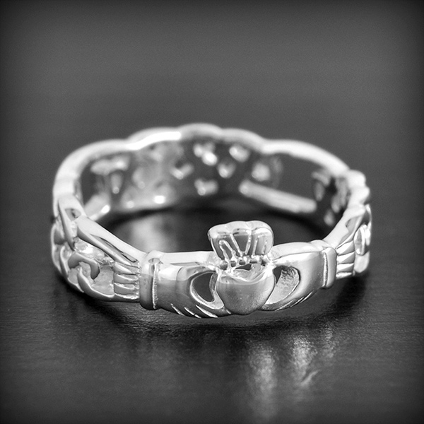 Bague cur Claddagh en argent, l'anneau est entièrement dessiné d'entrelacs, un symbole d'amour,...