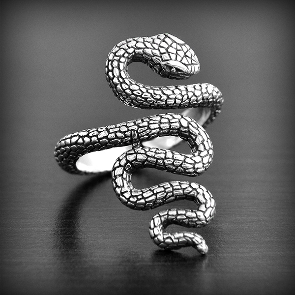 Bague en argent, très beau serpent ciselé, c'est un modèle ajustable (h:34mm).