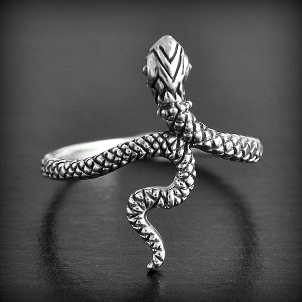 Jolie bague en argent d'un fin serpent en volume et finement ciselé (h:22mm).