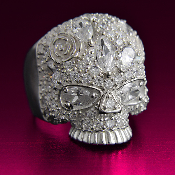 Magnifique Bague en argent d'un crâne pavé d'une multitude de zirconiums blanc (h:27mm).
