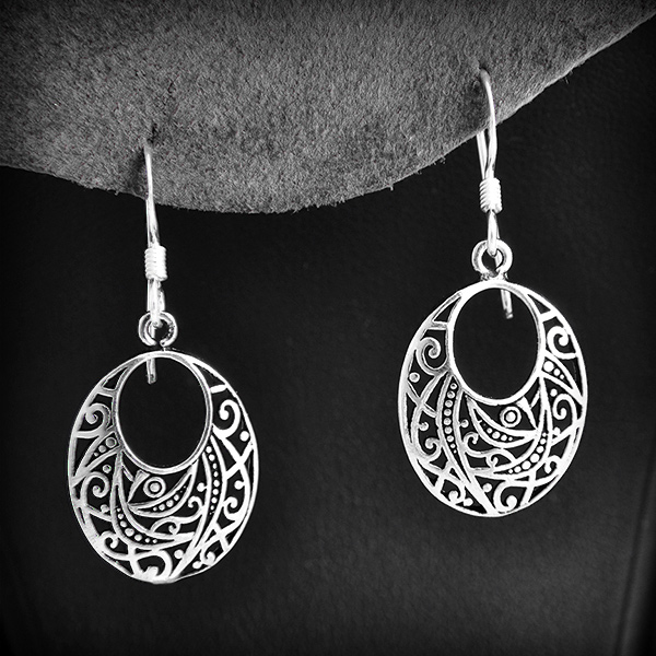 Ravissante paire de boucles d'oreilles en argent de forme ovale et ajourée de jolis motifs...