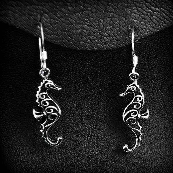 Très belle paire de boucles d'oreilles en argent d'un hippocampe (ou cheval de mer) finement...