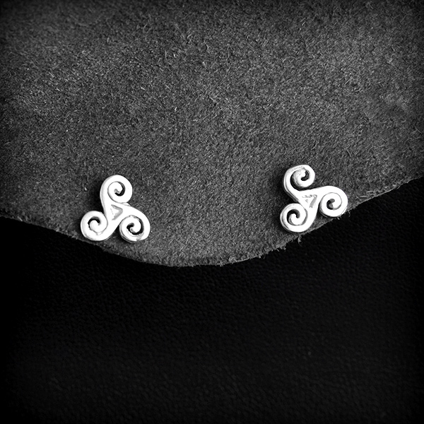 Boucles d'oreilles puces triskel enroulé en plaqué or 975  de fabrication Française,  argent...