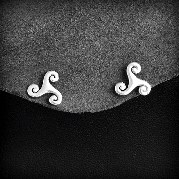 Boucles d'oreilles puces triskel de forme épuré en plaqué or 975 ou Argent 925  de fabrication...