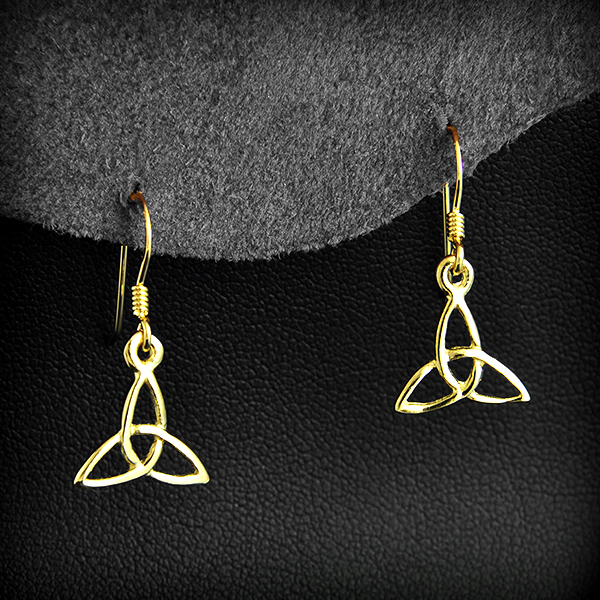 Jolies paire de boucles d'oreilles en plaqué or 975 du symbole Trinité ajouré (h:13mm).