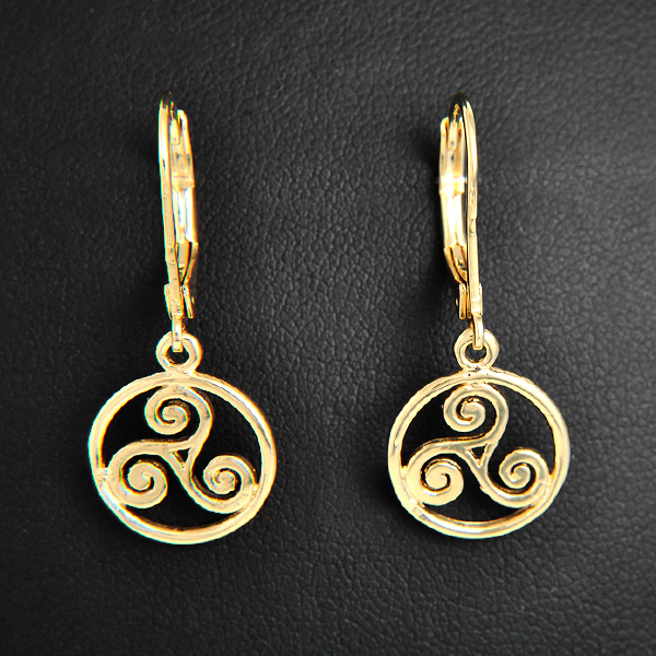 Belles boucles d'oreilles de triskels bretons cerclés en plaqué or 975, avec fermoirs de...
