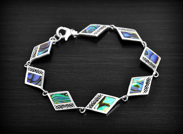 Superbe bracelet en argent composé de losanges parés de nacre abalone (L:18cm, l:11mm).