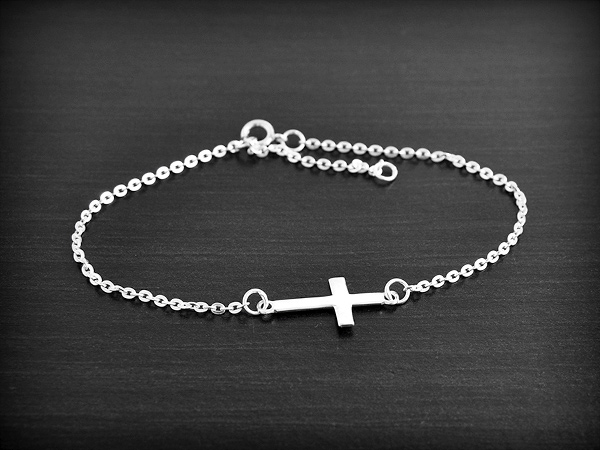 Bracelet en argent d'une petite croix sur chaînette forçat(l:10mm, L:16-19cm).