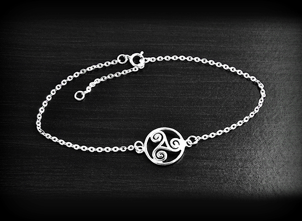 Bracelet Celtique d'une chaînette en argent et d'un triskel ajouré, très légèrement bombé, anneau...