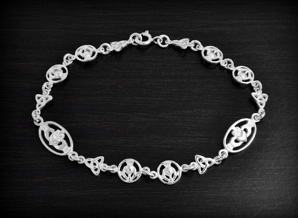 Très joli bracelet souple en argent composé de Claddaghs, un symbole d'amour, de loyauté et...