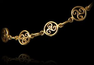 Très joli bracelet celtique plaqué or 975 formé de 10 triskel cerclé de 8mm (L:19cm).