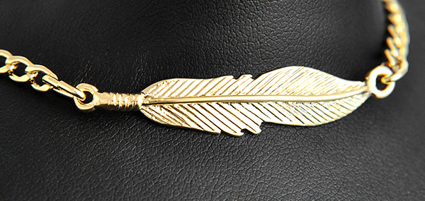 Superbe bracelet d'une plume de belle taille en plaqué or 975 sur chaine gourmette (L:18cm,...