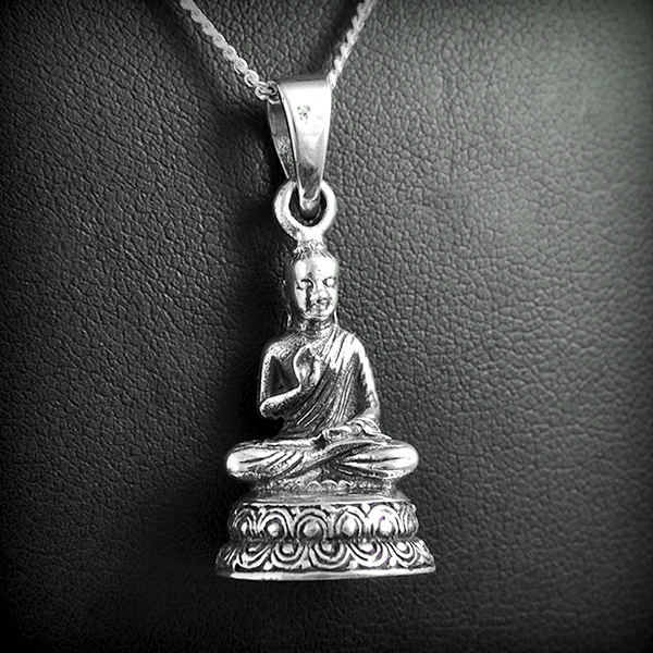 Joli pendentif d'un Bouddha en argent en volume, belle finition (h:32mm).