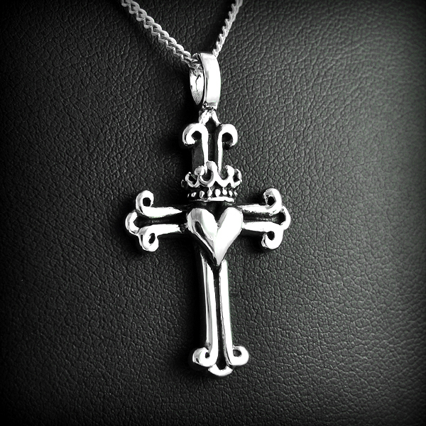 Pendentif en argent d'une très belle croix, symbole de la croyance en l'amour (le cur) et la...