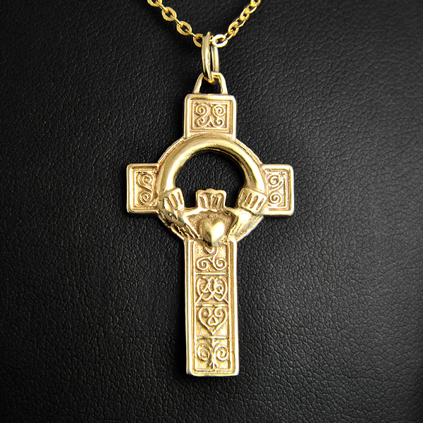 Très beau pendentif en plaqué or 975 d'une croix celtique parée d'un claddagh, un symbole...