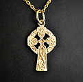 Pendentif en plaqué or 975 d'une petite croix celtique ajourée avec entrelacs en relief (h:21mm).