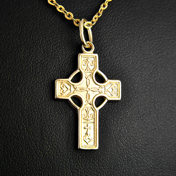 Joli pendentif en plaqué or 975 d'une croix celtique ajourée avec entrelacs celtiques en relief...