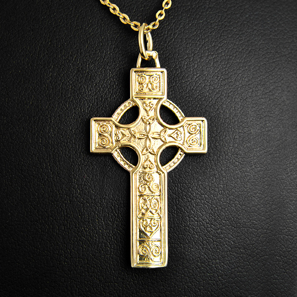Pendentif en plaqué or 975 d'une croix celtique de belle taille parée de jolis entrelacs en...