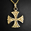 Superbe pendentif en plaqué or 975 d'une croix celtique ornée d'entrelacs en relief (h:28mm).