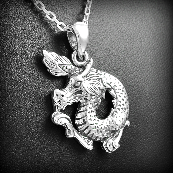 Très beau pendentif en argent d'un dragon en relief (h:30mm hors bélière).