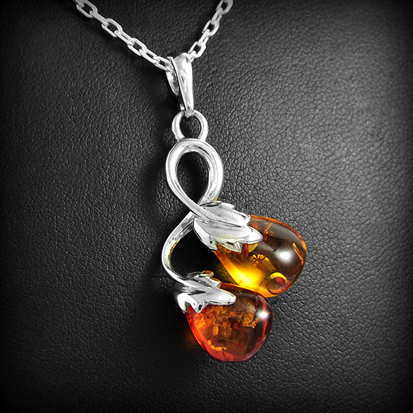 Magnifique pendentif en argent d'une grappe de 2 perles d'ambre couleur miel (h:38mm hors bélière).
