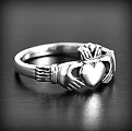 Très jolie bague en argent avec le motif de Claddagh du célèbre village Irlandais, un symbole...