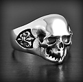 Bague en argent d'une tête de mort en volume orné de d'une fleur de lys de chaque côté de la...