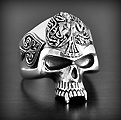 Bague argent, belle tête de mort avec 3 As de Pique ciselés  (h:28mm).