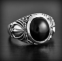 Bague jonc en argent de style gothique sertie d'une onyx noire reconstituée (h:17mm).