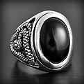 Superbe bague massive en argent avec une onyx   reconstituée en cabochon de belle taille,...