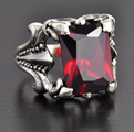 Très belle bague de style médiéval surmontée d'un zircon rouge griffé de 4 fleurs de Lys, très...