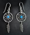 Boucles d'oreilles en argent d'un joli attrape-rêve amérindien avec au centre une perle turquoise...