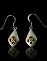 Boucles d'oreilles en argent brossé ajourées d'un entrelac celtique doré à l'or fin (h:16mm).