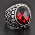 Belle bague originale en argent surmontée d'un zircon rouge facetté en volume (h:25mm).