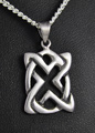 Pendentif en argent d'un bel entrelacs celtique rectangulaire en relief (h:20mm).