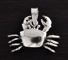 Pendentif en argent d'un beau crabe avec les pinces et les paires de pattes articulées (h:18mm,...