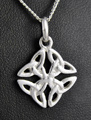 Pendentif en argent d'un bel entrelacs celtique formé par 4 entrelacs trinité (h:18mm).