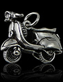 Pendentif en argent de belle taille et de belle finition du fameux scooter Vespa, détail : les...