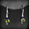 Boucles d'oreilles d'une perle d'agate noire ou dil de Tigre décorées d' une gravure dorée du...