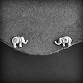 Boucles d'oreilles puces de petits éléphants de profil en argent avec la trompe en l'air, porte...