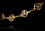 Très joli bracelet celtique plaqué or 975 formé de 10 triskel cerclé de 8mm (L:19cm).