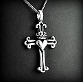 Pendentif en argent d'une très belle croix, symbole de la croyance en l'amour (le cur) et la...