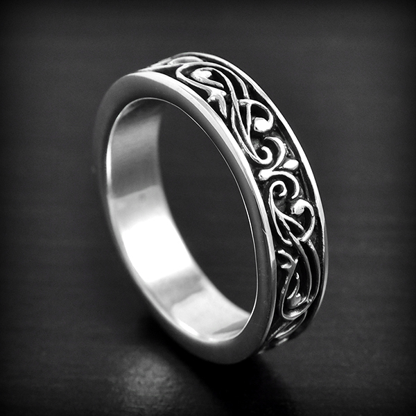 Élégante bague anneau en argent ornée de fins motifs floraux (h:6mm).