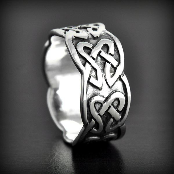 Bague en argent d'un anneau orné d'entrelacs celtes en relief, compter deux tailles...
