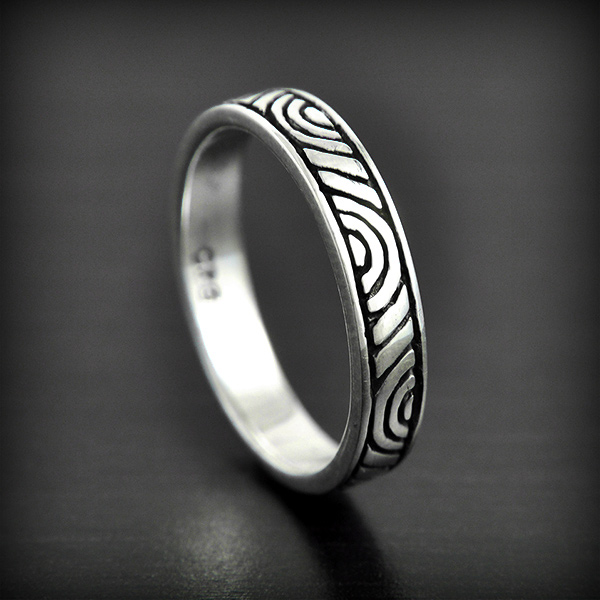 Bague en argent d'un anneau aux jolis motifs tribaux (l:4mm).