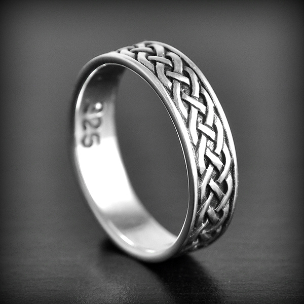 Bague en argent d'un anneau orné d'un entrelacs celte régulier en relief sur tout le tour (h:5mm).