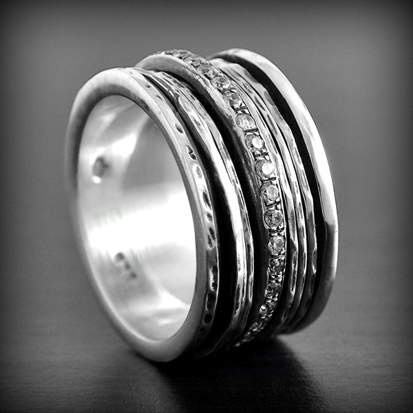 Élégante bague de création originale THEMA en argent composée de 6 anneaux mobiles dont celui au...